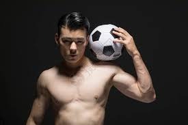 马赫雷斯和知名说唱歌手一同出镜，展示阿尔及利亚队新球衣